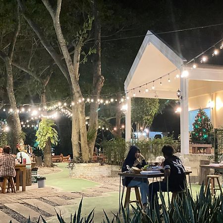 Rain Tree Cafe & Homestay Uthai Thani Zewnętrze zdjęcie