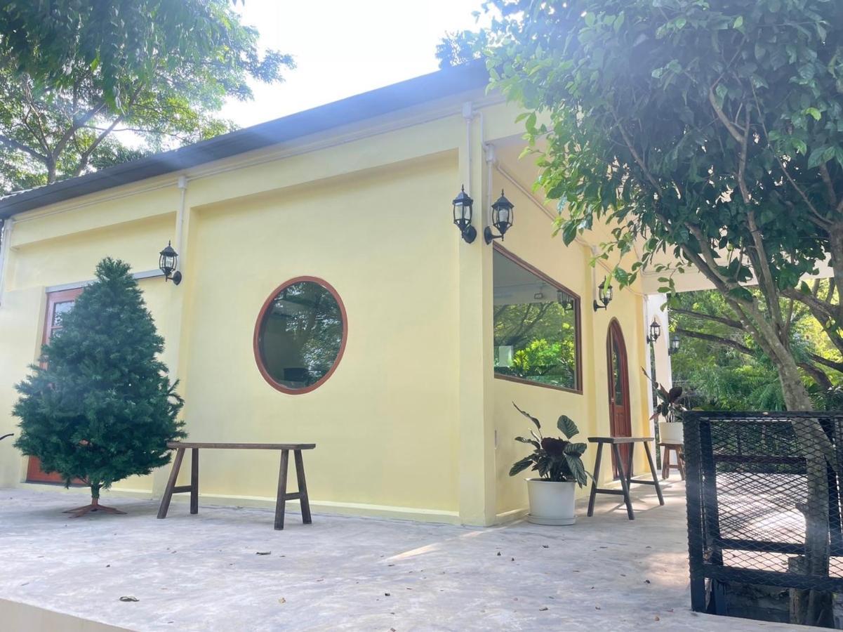 Rain Tree Cafe & Homestay Uthai Thani Zewnętrze zdjęcie
