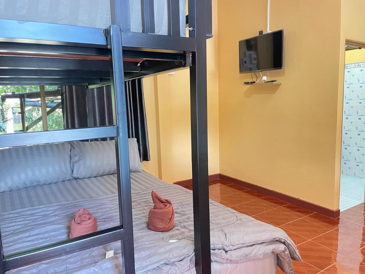 Rain Tree Cafe & Homestay Uthai Thani Zewnętrze zdjęcie