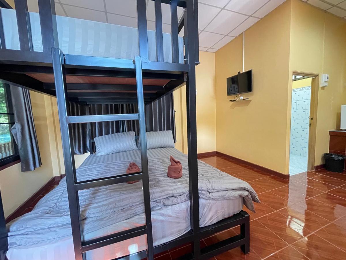 Rain Tree Cafe & Homestay Uthai Thani Zewnętrze zdjęcie