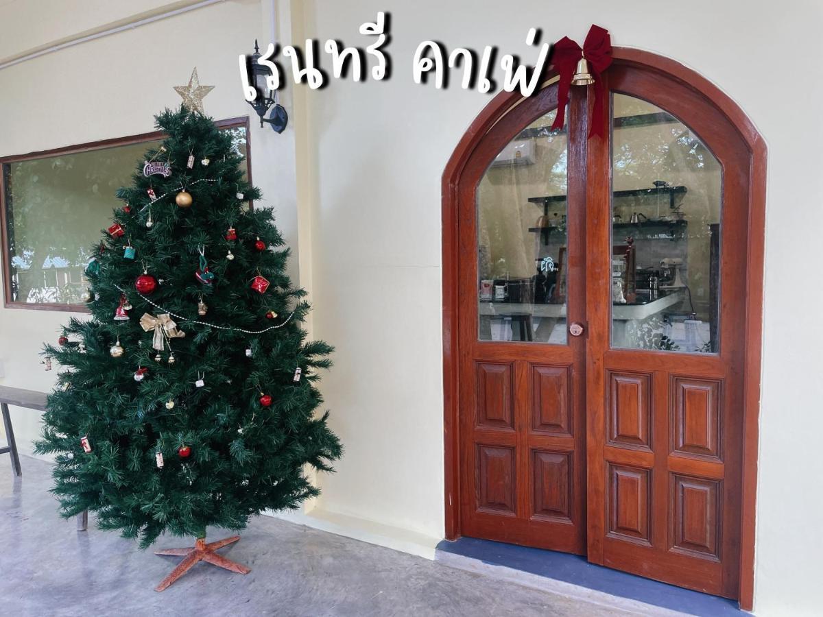 Rain Tree Cafe & Homestay Uthai Thani Zewnętrze zdjęcie
