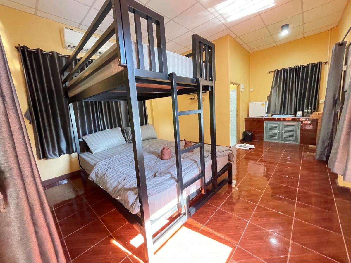 Rain Tree Cafe & Homestay Uthai Thani Zewnętrze zdjęcie