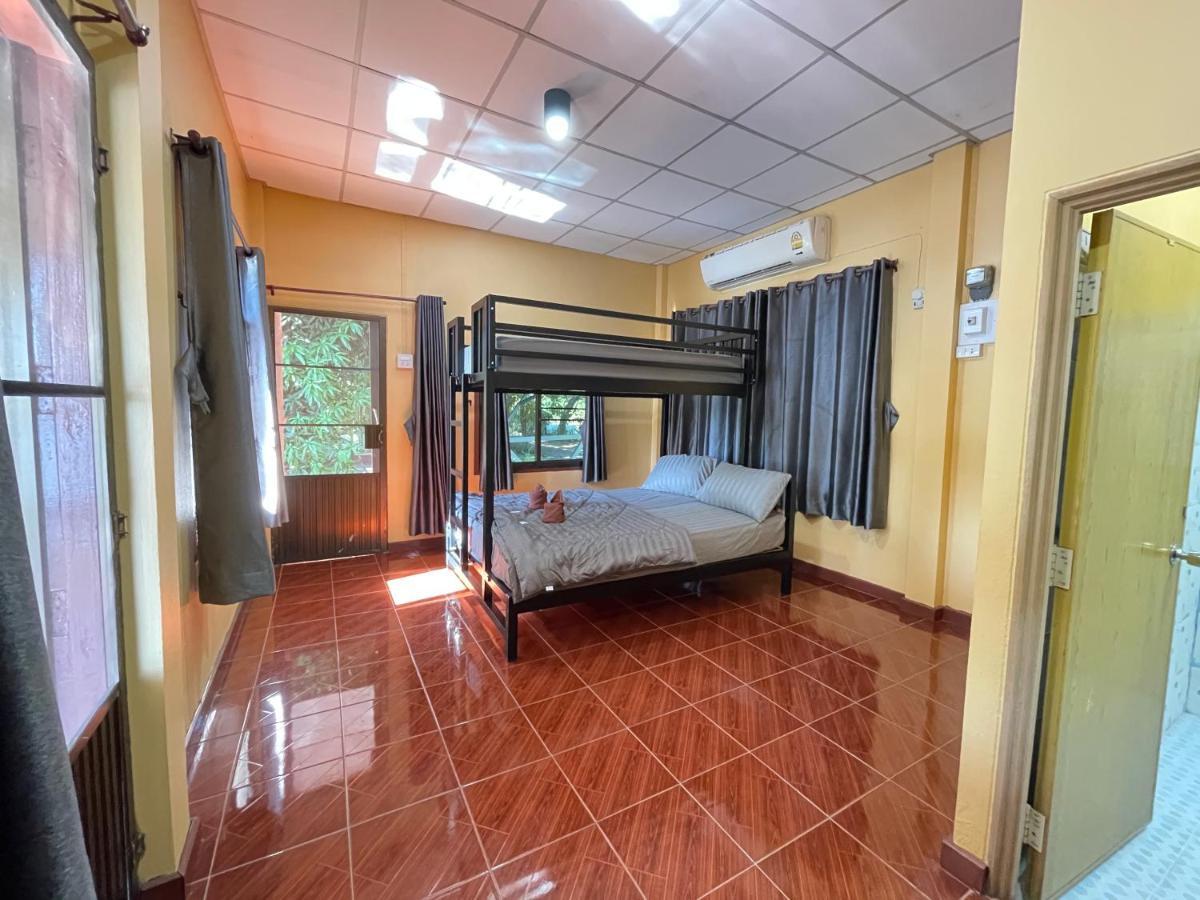 Rain Tree Cafe & Homestay Uthai Thani Zewnętrze zdjęcie