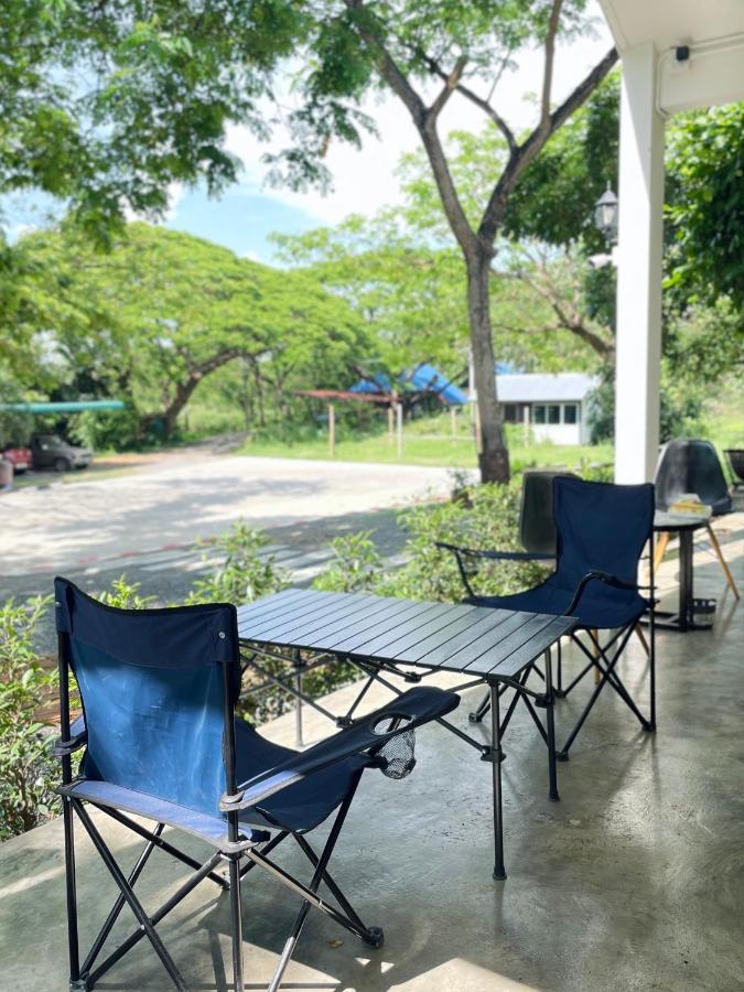 Rain Tree Cafe & Homestay Uthai Thani Zewnętrze zdjęcie