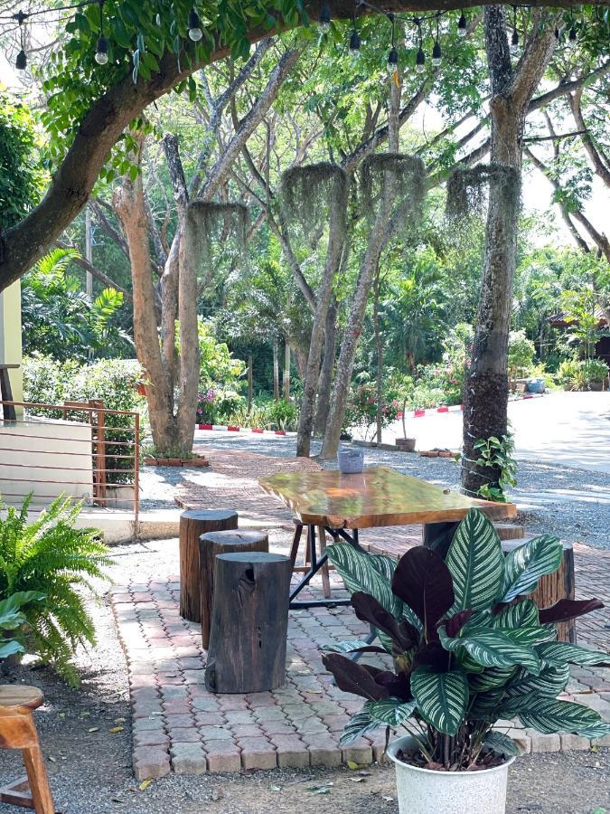 Rain Tree Cafe & Homestay Uthai Thani Zewnętrze zdjęcie