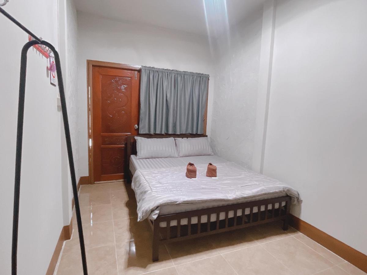 Rain Tree Cafe & Homestay Uthai Thani Zewnętrze zdjęcie