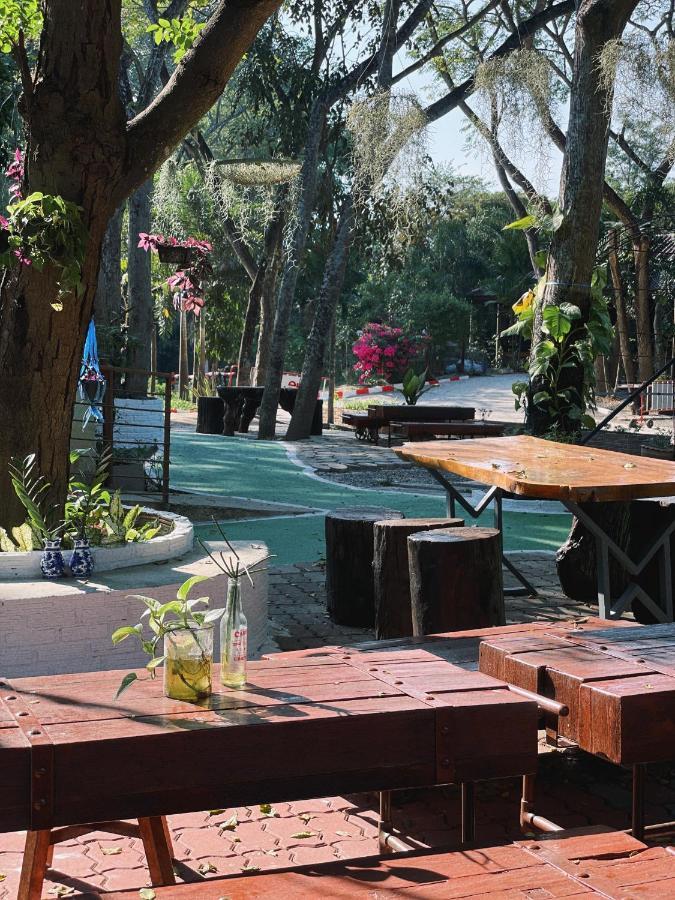 Rain Tree Cafe & Homestay Uthai Thani Zewnętrze zdjęcie