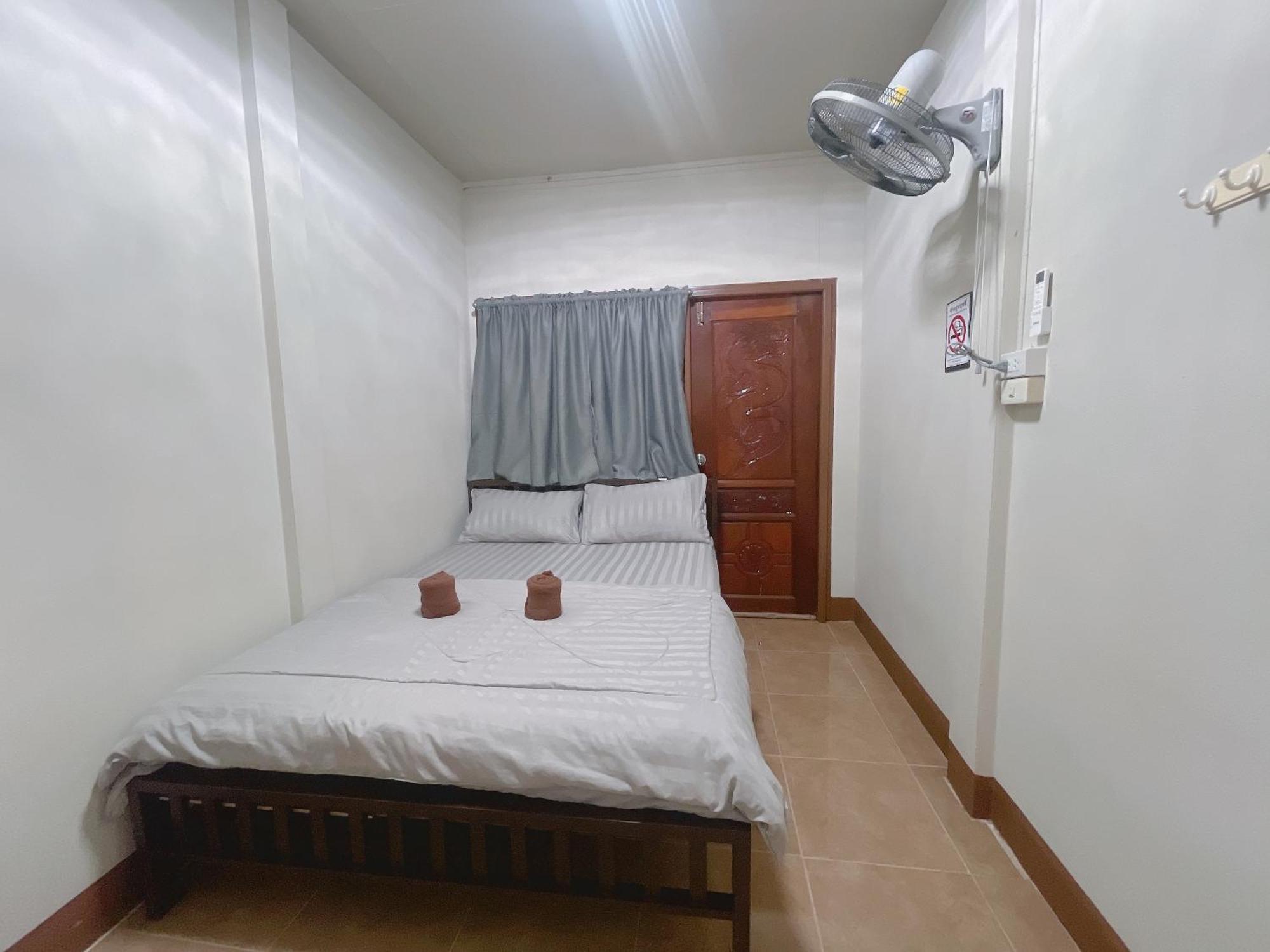 Rain Tree Cafe & Homestay Uthai Thani Zewnętrze zdjęcie