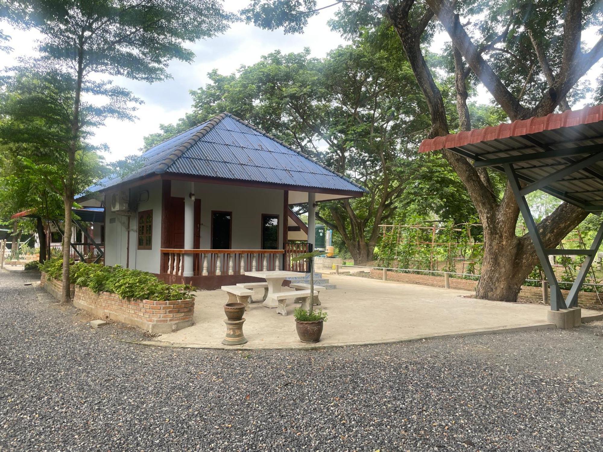Rain Tree Cafe & Homestay Uthai Thani Zewnętrze zdjęcie